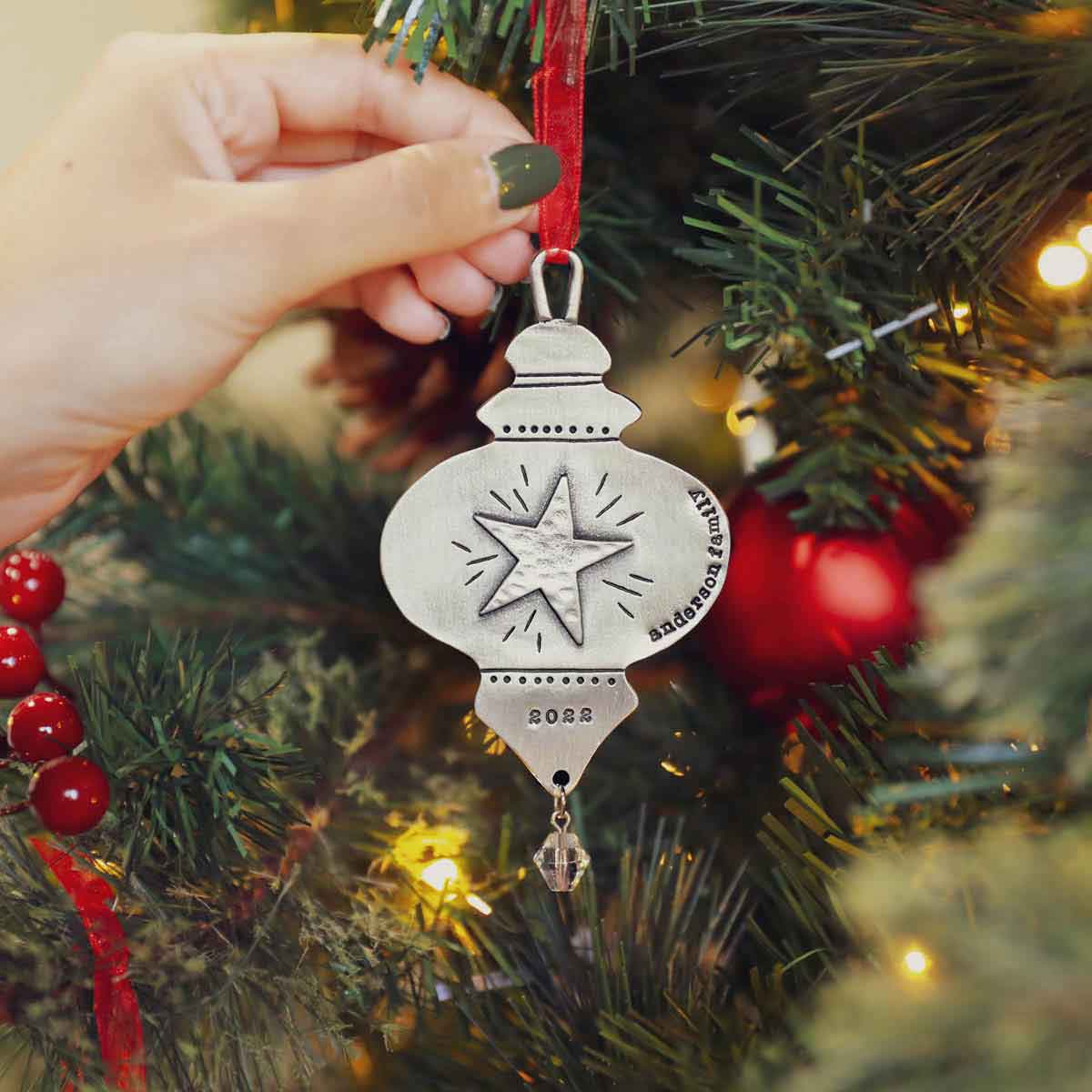  phrase or date  while hanging on a Christmas tree